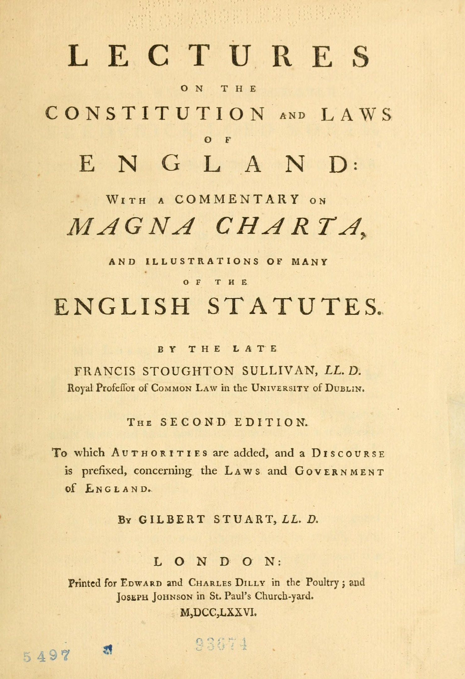 Ein altes Buch mit dem Titel "Vorträge über die Verfassung und Gesetze Englands mit einem Kommentar zur Magna Charta und Illustrationen vieler englischer Gesetze" liegt aufgeschlagen vor einer Seite mit schwarzer Tinte.