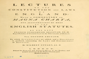 Ein altes Buch mit dem Titel "Vorträge über die Verfassung und Gesetze Englands mit einem Kommentar zur Magna Charta und Illustrationen vieler englischer Gesetze" liegt aufgeschlagen vor einer Seite mit schwarzer Tinte.