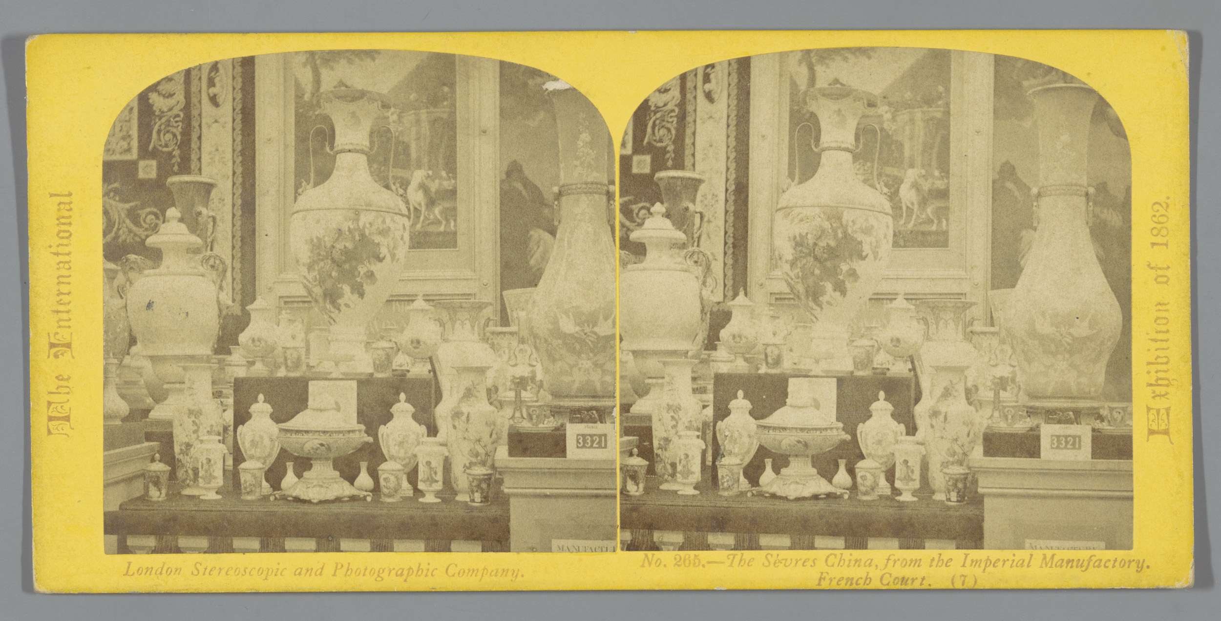 Schwarzes und weißes Foto eines Raums mit zahlreichen Vasen und dekorativen Gegenständen in einer Collage-Anordnung, mit Text unten, von der Imperial Factory in London stereoskopische und fotografische Gesellschaft.