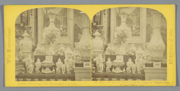 Schwarzes und weißes Foto eines Raums mit zahlreichen Vasen und dekorativen Gegenständen in einer Collage-Anordnung, mit Text unten, von der Imperial Factory in London stereoskopische und fotografische Gesellschaft.