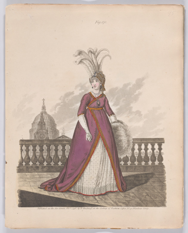 Frau in einem lila und weißen Kleid mit einer Federhaube, die an einem Geländer steht, mit einem Gebäude und Wolken im Hintergrund, beschriftet mit "Fashion of New York, New York Street, 1790".
